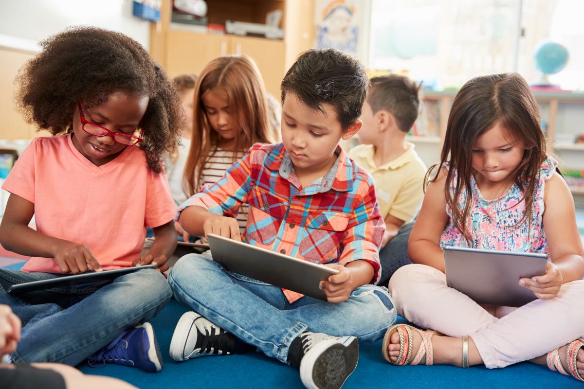 Read more about the article How Can EdTech Tools Enhance Digital Literacy in STEM Classes? 