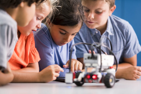 What are the essential components of a high-quality STEAM curriculum? 