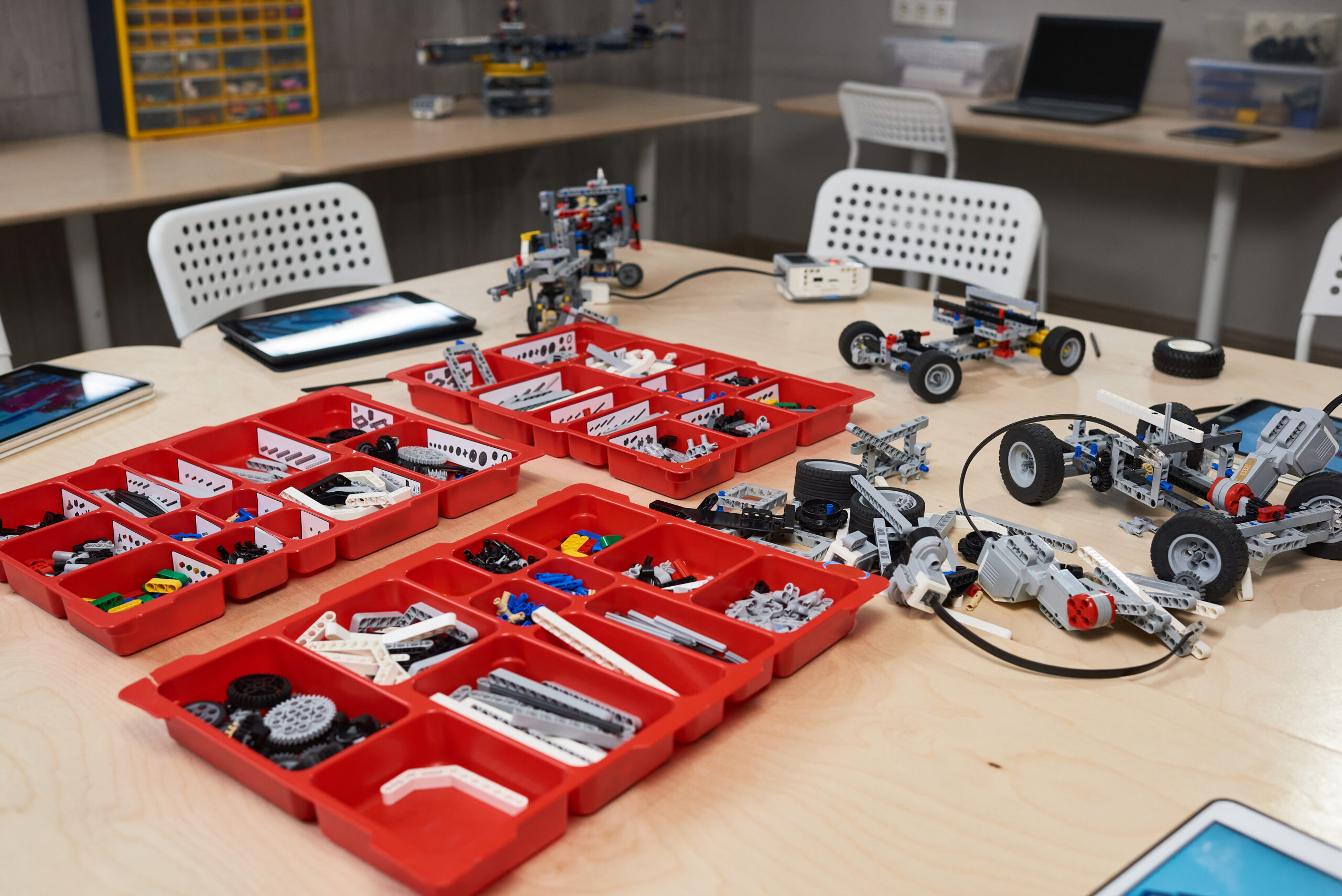 AI discovery course for Kids: A Complete Guide to Getting Started 18 Hands-on robotics activity area in STEM Lab in Vadodara schools