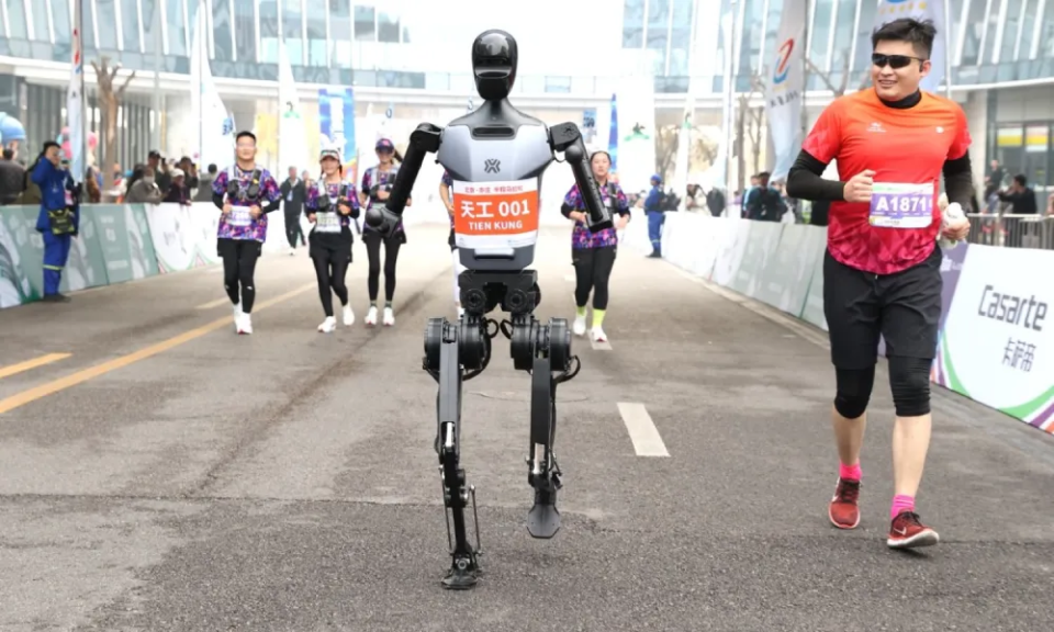 Humanoid Robots Dazzle